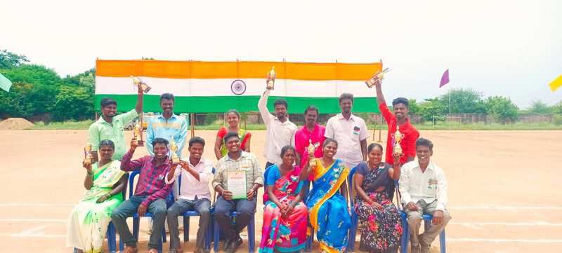 In August 2022, the Chief Minister of Tamil Nadu awarded the District Collector of Tiruvallur district with a “Best Governance Award” for his work launching the survivor-run Siragugal Brick Kiln. He then honoured survivor leaders and IJM staff at his district’s celebration of India’s Independence Day.